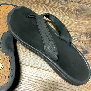 OluKia women’s flip flops
